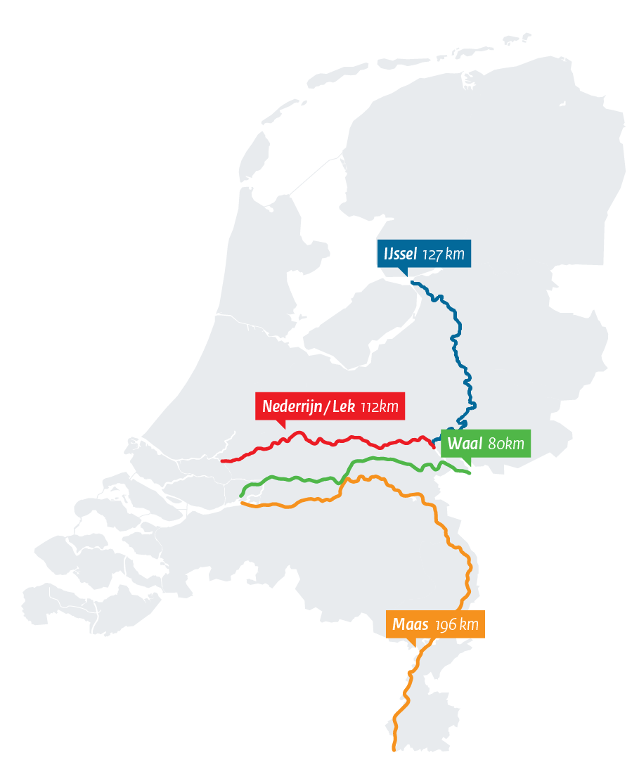 Een kaart van Nederland met de rivieren de Maas, de Waal en de Nerderrijn/Lek uitgelicht. 